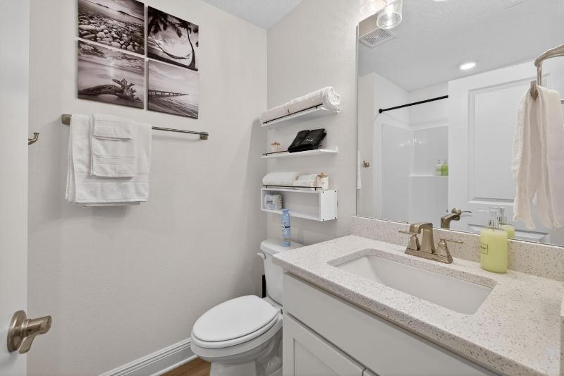 Bay Beach & Pool Access – Stylish Navarre Home - image 2