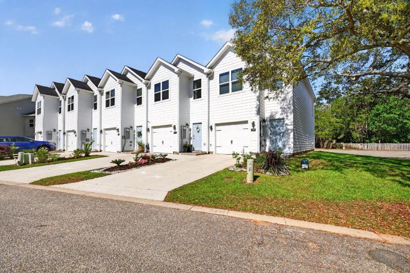Bay Beach & Pool Access – Stylish Navarre Home - image 15