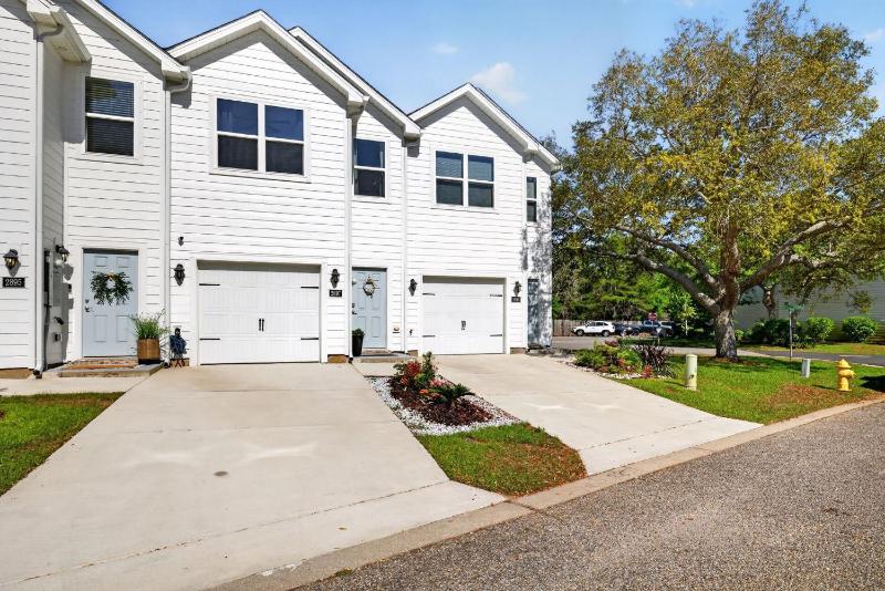 Bay Beach & Pool Access – Stylish Navarre Home - image 7