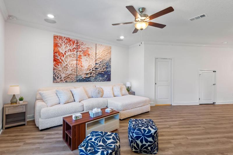 Bay Beach & Pool Access – Stylish Navarre Home - image 12