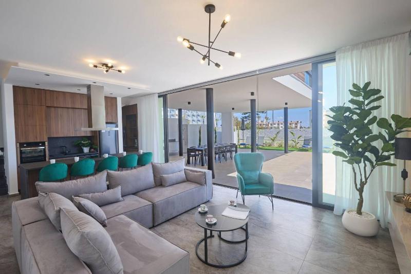 Brand New 4 bedroom villa in Protaras center - image 2