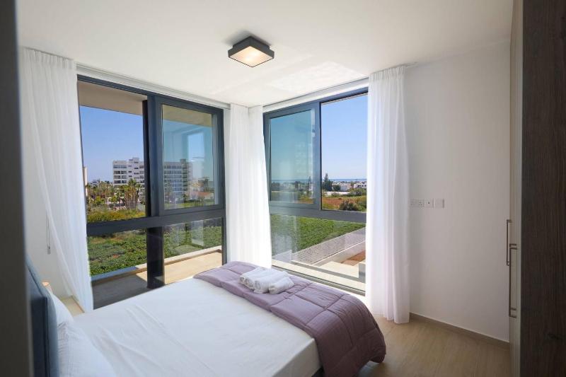 Brand New 4 bedroom villa in Protaras center - image 11