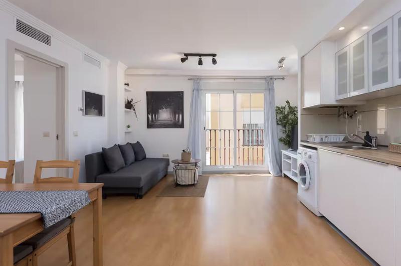Holidays2Malaga Ventura apartment close old town - image 1