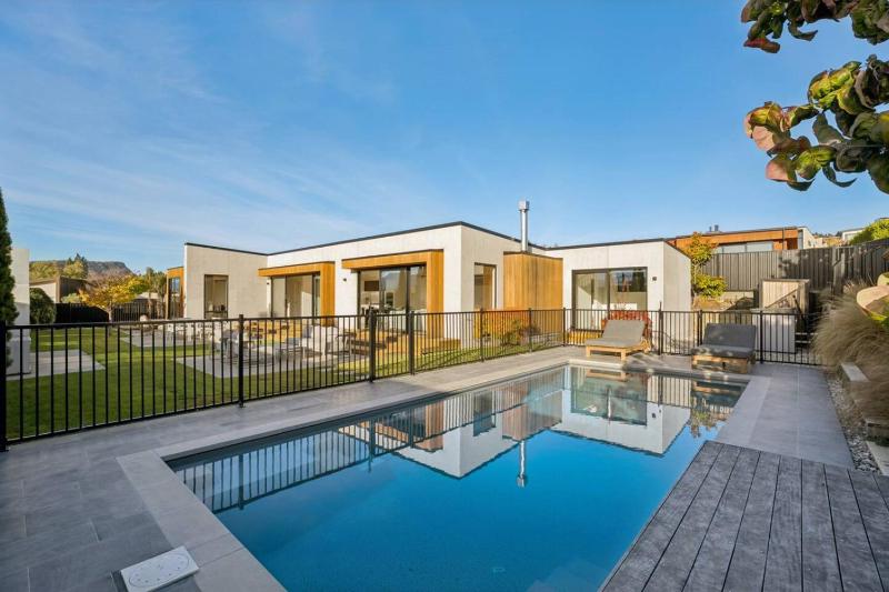 Sapphire Spring Retreat | Swimming Pool Outdoor Fireplace! - image 9