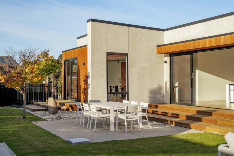 Sapphire Spring Retreat | Swimming Pool Outdoor Fireplace! - image 2