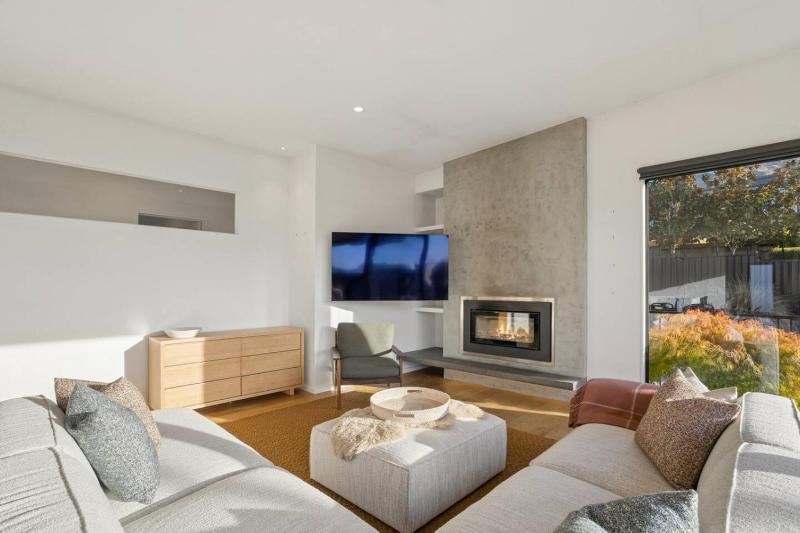 Sapphire Spring Retreat | Swimming Pool Outdoor Fireplace! - image 5