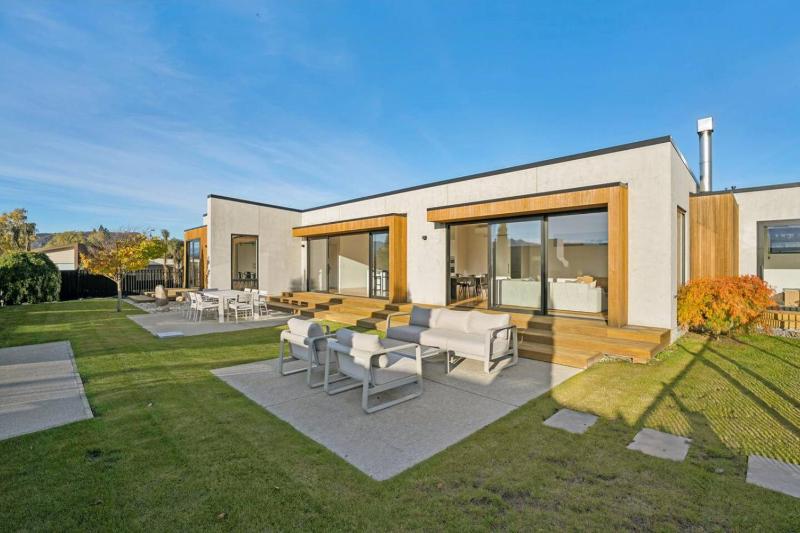 Sapphire Spring Retreat | Swimming Pool Outdoor Fireplace! - image 14