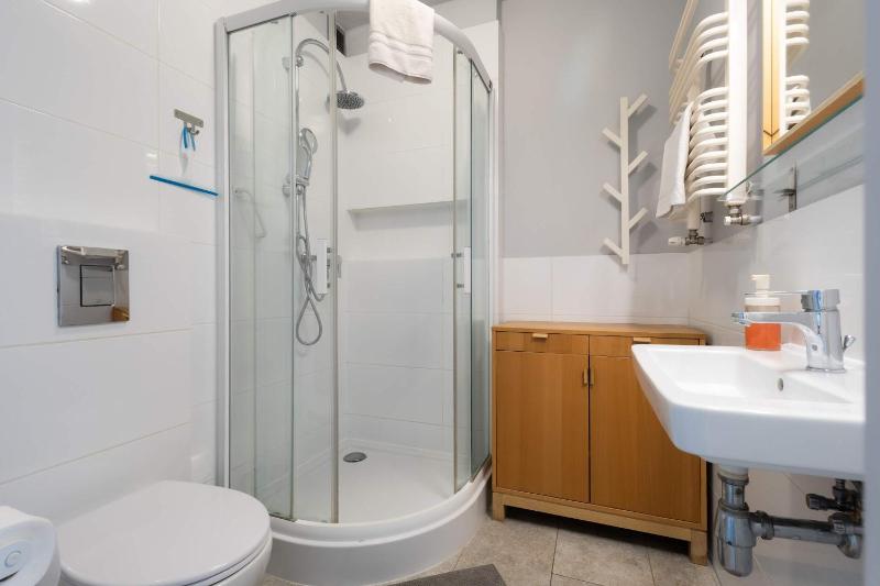 Spacious Apartment with Garden in the Tri-City by Noclegi Renters - image 8