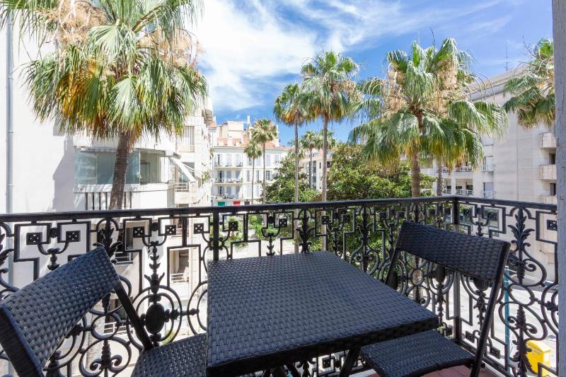 Chic and modern 65 m2 apartment-Cannes city center-1 bedroom 1 mezzanine - image 13