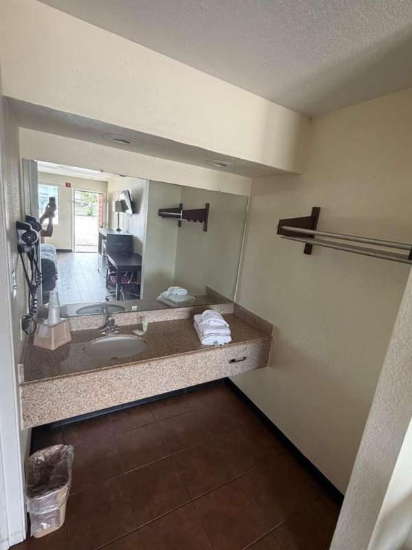 FairBridge Inn & Suites near Riverwalk - Alamo - image 4