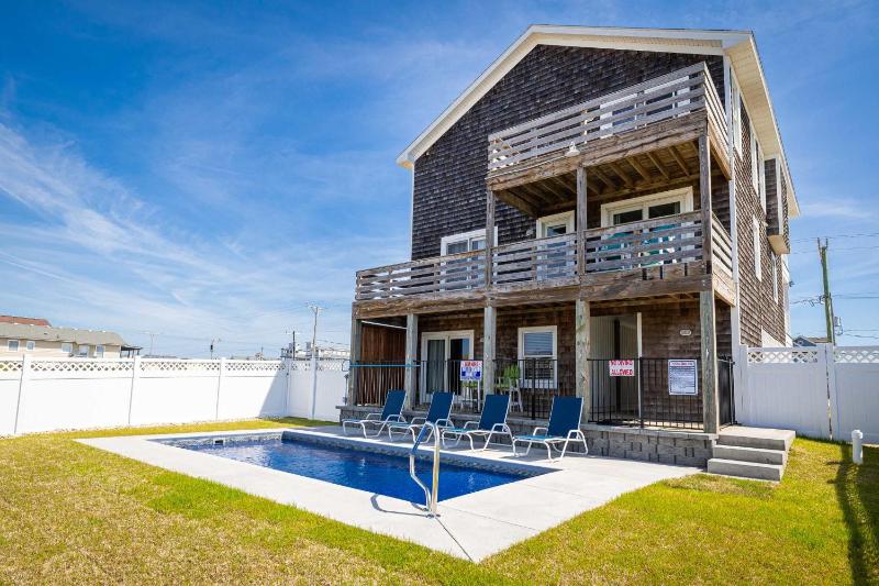 Spacious KDH Getaway with Views Near Beach & Shops - image 1