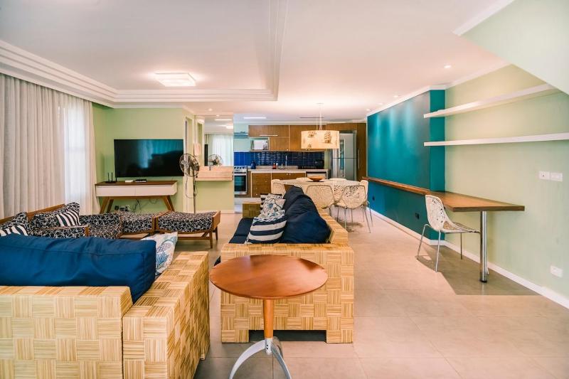 Casa em Condomínio 4 dorm Praia da Enseada em Ubatuba - image 1