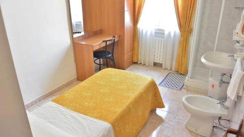 Single Room with Shared Bathroom image 3