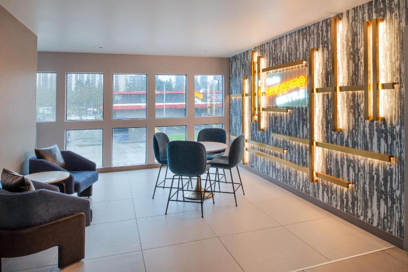 La Quinta Inn & Suites by Wyndham Seattle Sea-Tac Airport - image 7