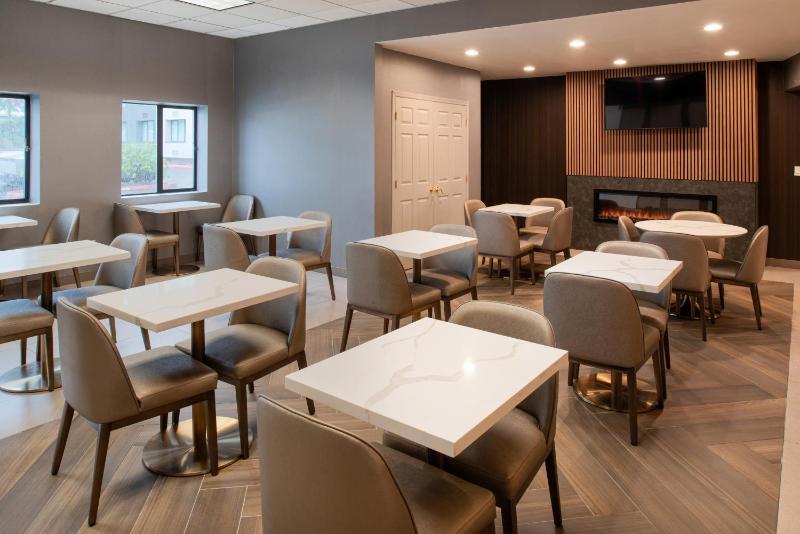 La Quinta Inn & Suites by Wyndham Seattle Sea-Tac Airport - image 14