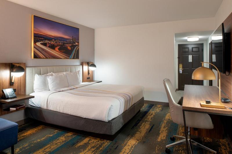 La Quinta Inn & Suites by Wyndham Seattle Sea-Tac Airport - image 6
