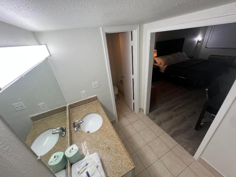 Skylite Inn - image 9