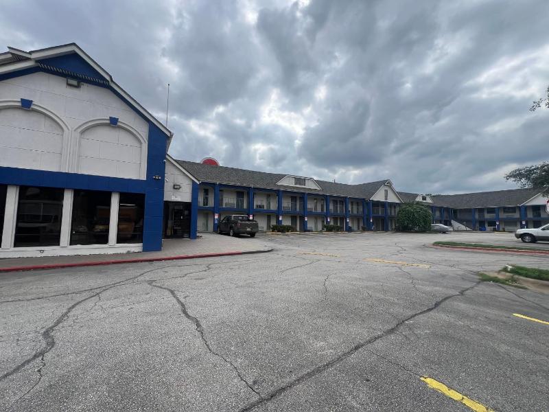 Skylite Inn - image 5