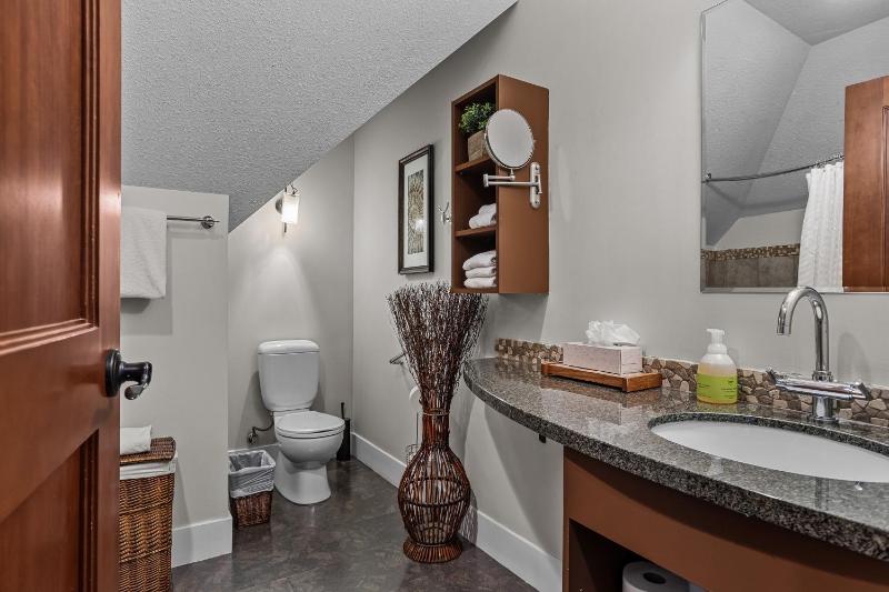 Luxury Penthouse - 3 King Suites - UG Parking - image 42