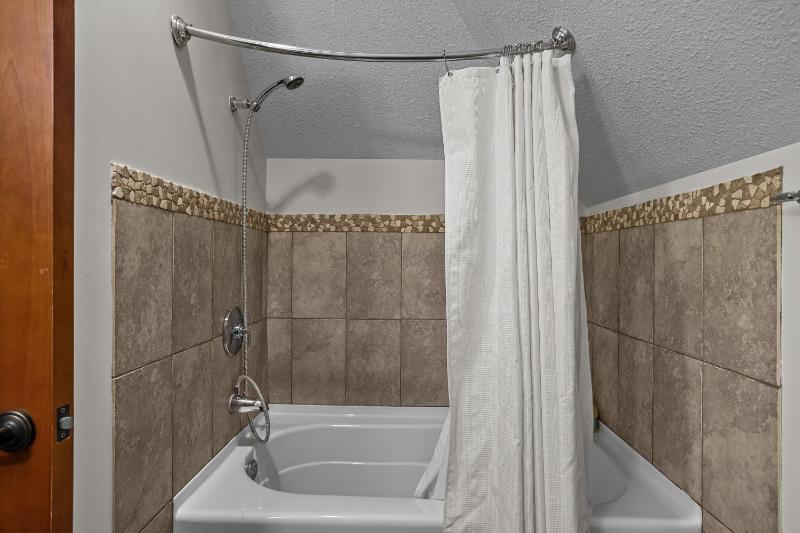 Luxury Penthouse - 3 King Suites - UG Parking - image 35