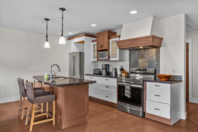 Luxury Penthouse - 3 King Suites - UG Parking - image 29