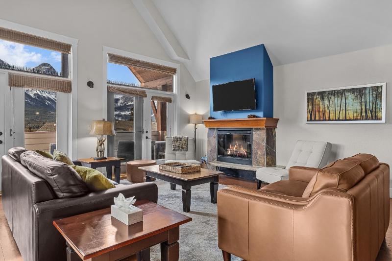 Luxury Penthouse - 3 King Suites - UG Parking - image 16