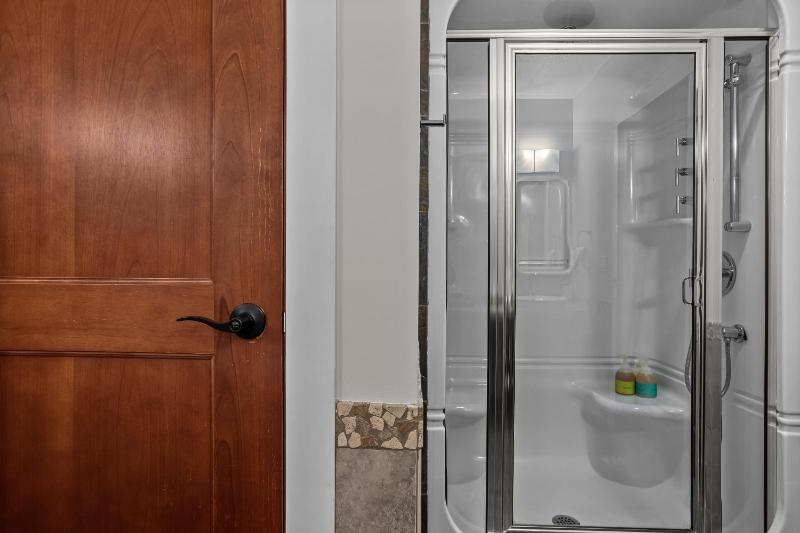 Luxury Penthouse - 3 King Suites - UG Parking - image 17