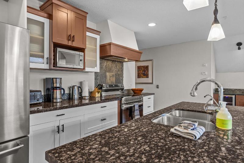 Luxury Penthouse - 3 King Suites - UG Parking - image 48