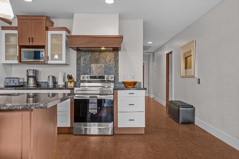 Luxury Penthouse - 3 King Suites - UG Parking - image 20