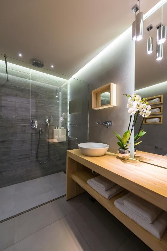 Superior Triple Room with Side Sea and Pool View  image 2