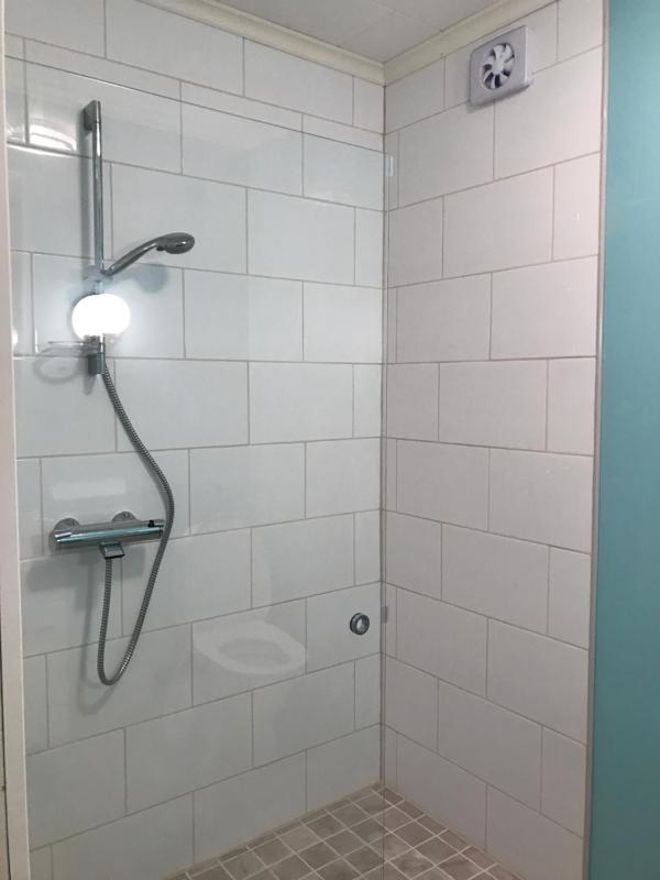 Single Room with Shared Bathroom image 3