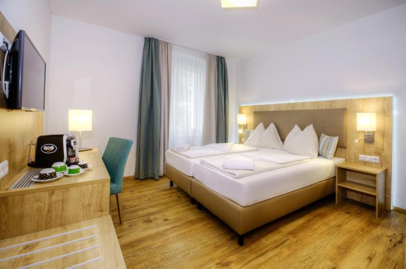 Deluxe Double or Twin Room image 2