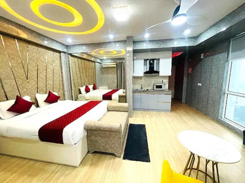 Golden Pent House - image 1