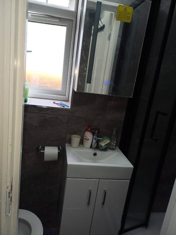 Furnished Spacious Double Room near CBS Arena M6 in CV6 4DF - image 12