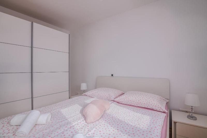 Navis apartments with private parking close to the sea - image 9