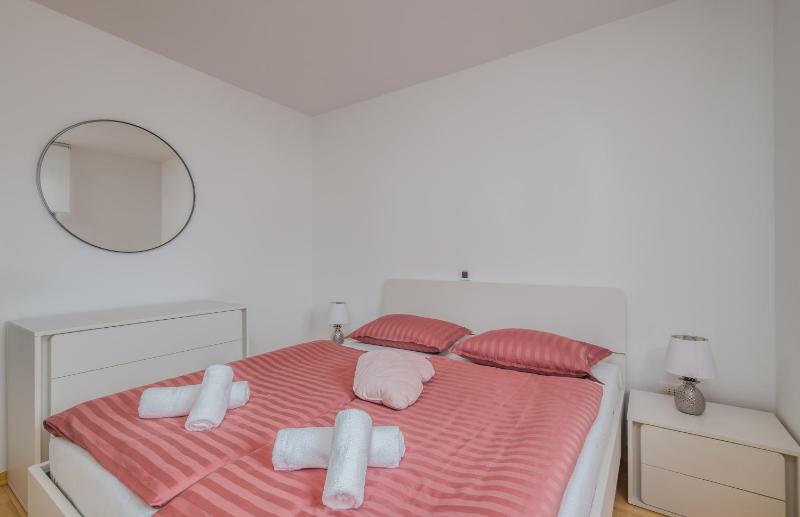 Navis apartments with private parking close to the sea - image 4