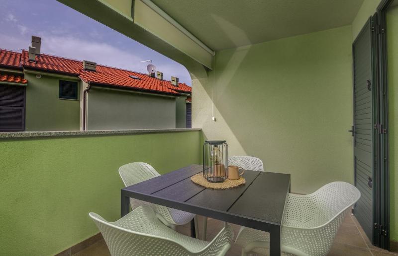 Navis apartments with private parking close to the sea - image 21