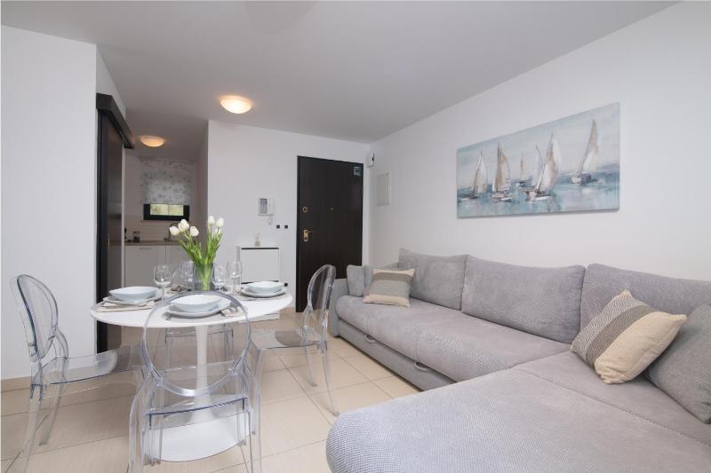 Navis apartments with private parking close to the sea - image 2