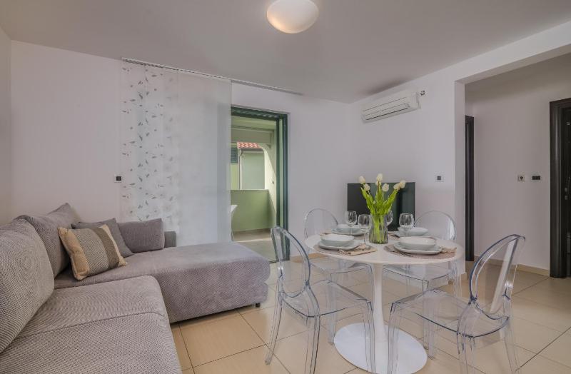 Navis apartments with private parking close to the sea - image 16