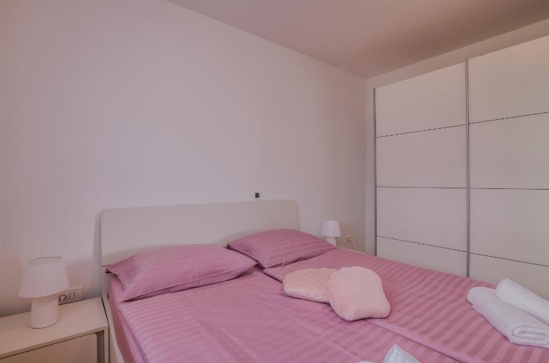 Navis apartments with private parking close to the sea - image 25