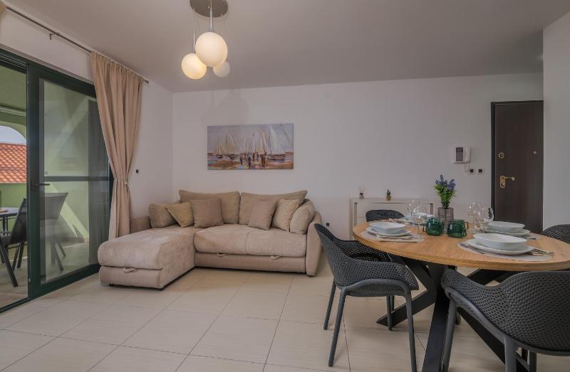 Navis apartments with private parking close to the sea - image 40