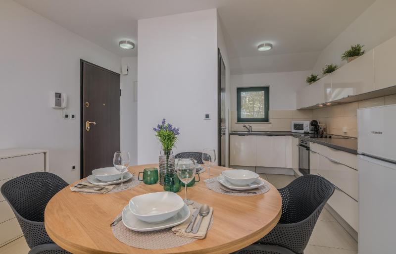 Navis apartments with private parking close to the sea - image 22