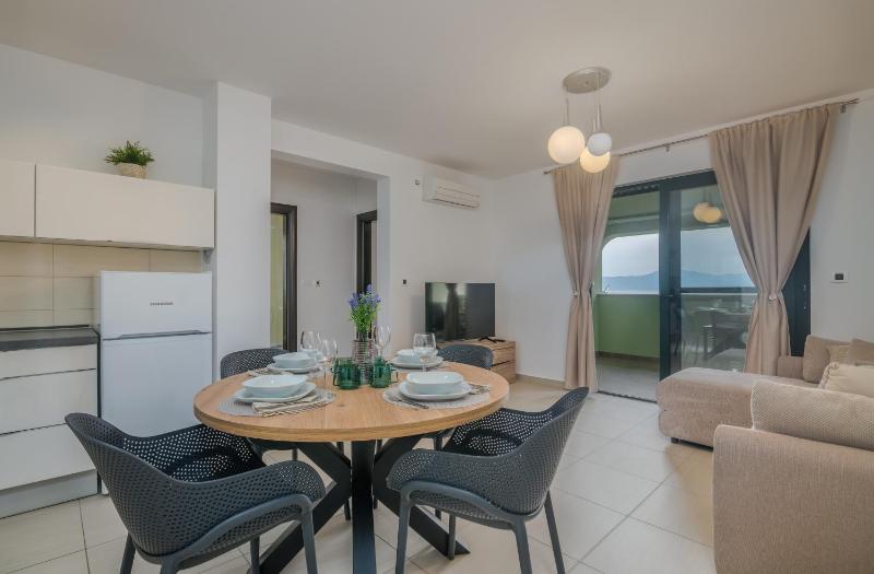 Navis apartments with private parking close to the sea - image 37
