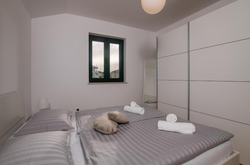 Navis apartments with private parking close to the sea - image 36