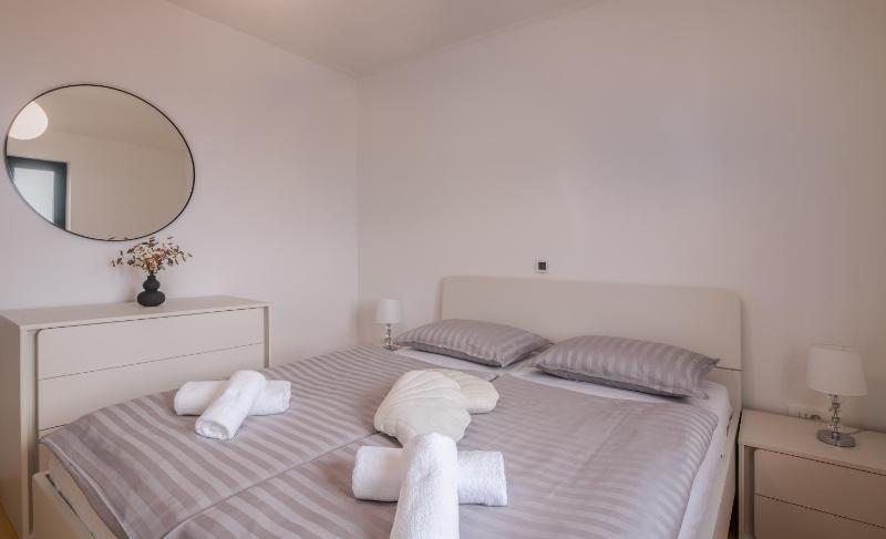 Navis apartments with private parking close to the sea - image 32