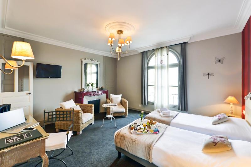 Superior Twin Room image 3