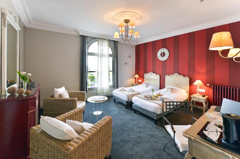 Superior Twin Room image 4