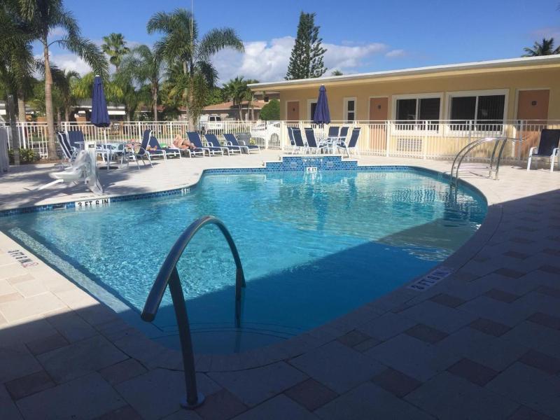 Curtis Inn & Suites - image 8