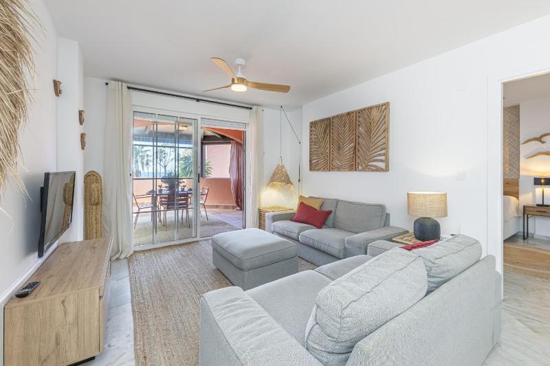 Encantador apartamento con balcón piscina y vista al mar - image 3