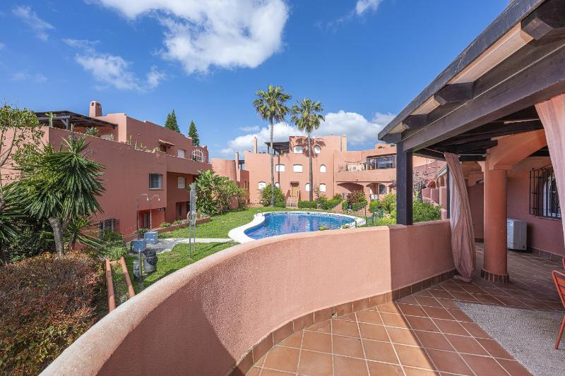 Encantador apartamento con balcón piscina y vista al mar - image 13